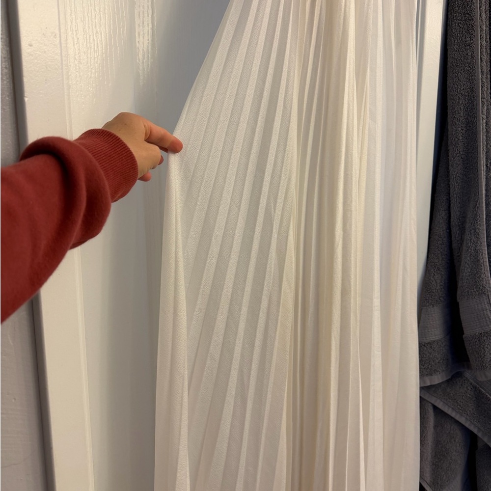 Elegant Off White Pleated Halter Maxi Dress - Picture 6 of 10